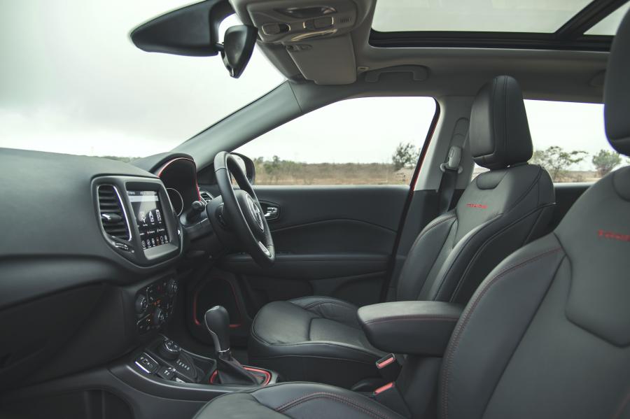 Интерьер Jeep Compass Trailhawk (MP) 2019 года  (IN) (фото 2 из 12)